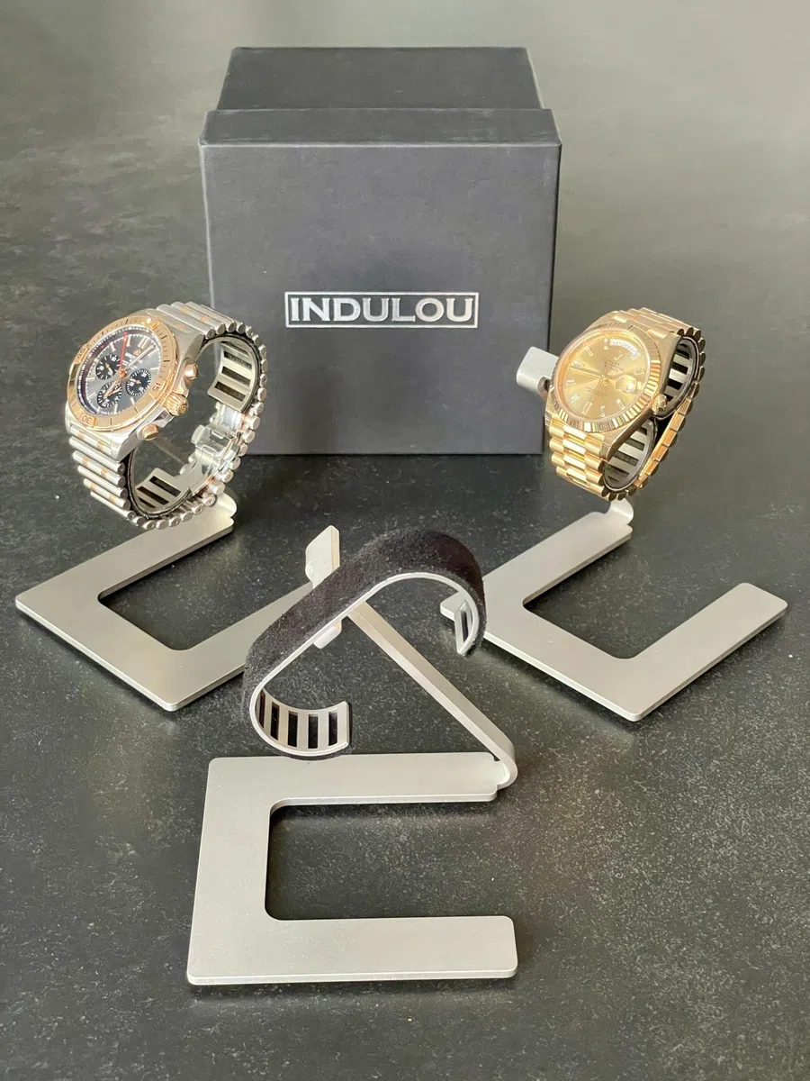UNO – Soporte para relojes de acero inoxidable | Ajustable, minimalista y elegante | Base de exhibición con cojín de cuero genuino