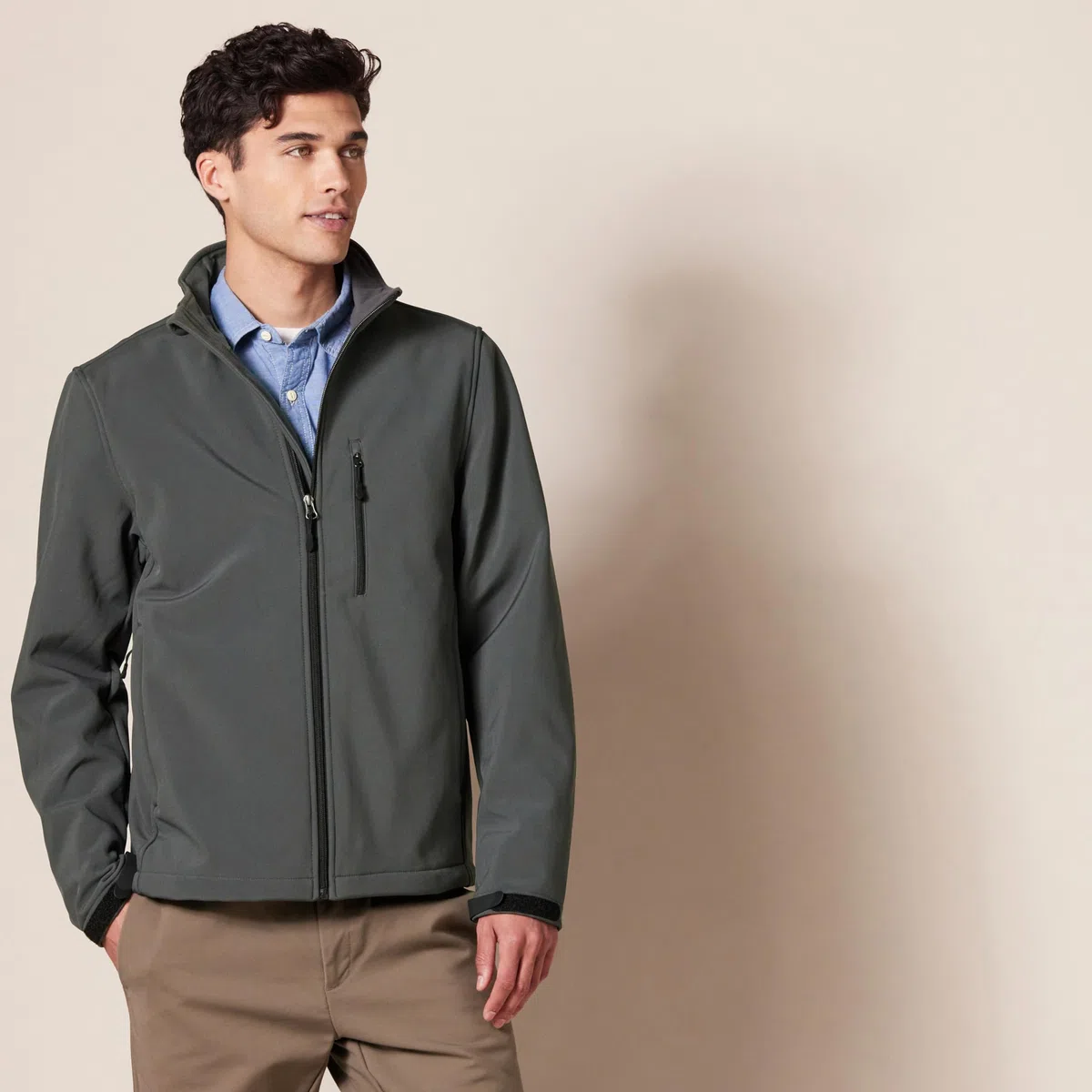 Amazon Essentials Hombre Chaqueta de Shoftshell Resistente a la Lluvia