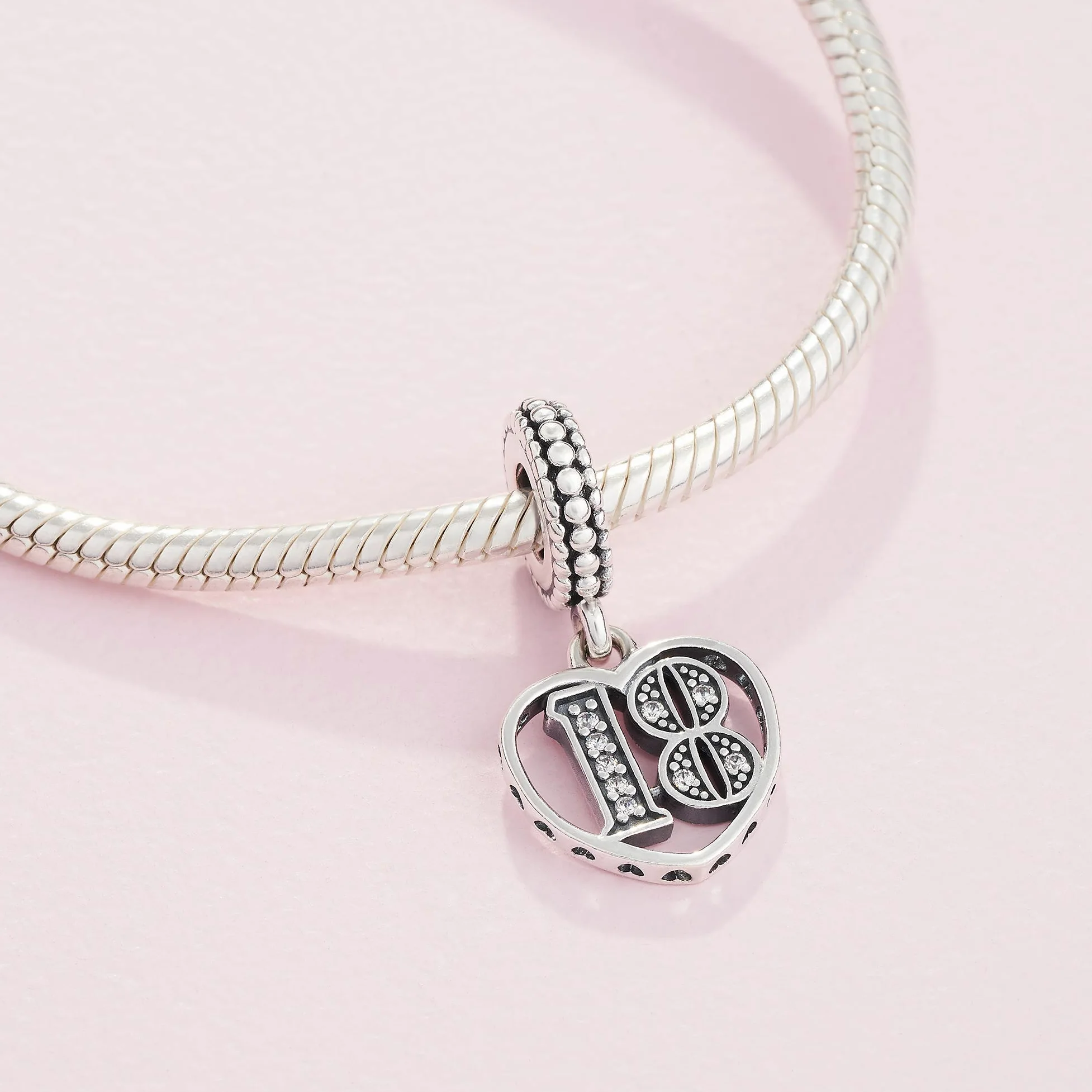 Pandora Jewelry - Abalorio de circonita cúbica de 18 años de amor en plata de ley