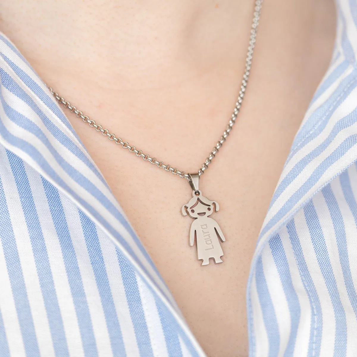 Wanapix | Colgantes Grabados con Figuras de Niños y Niñas | Personaliza ambos lados con Textos Grabados | Modelo Niño o Niña | Colgante Personalizado de Acero Inoxidable