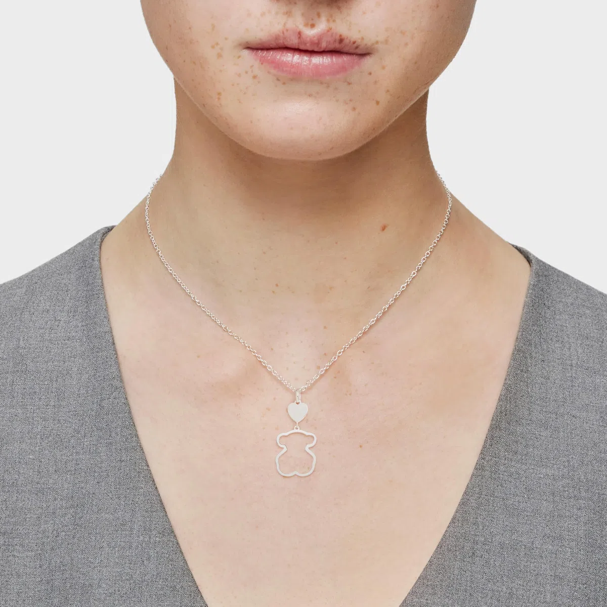 TOUS Collar de Plata de Primera Ley para Mujer con Colgante de Oso de 19 mm y Corazón de 8.6mm, 45 cm de Largo, Elegante y Versátil, Colección Silueta