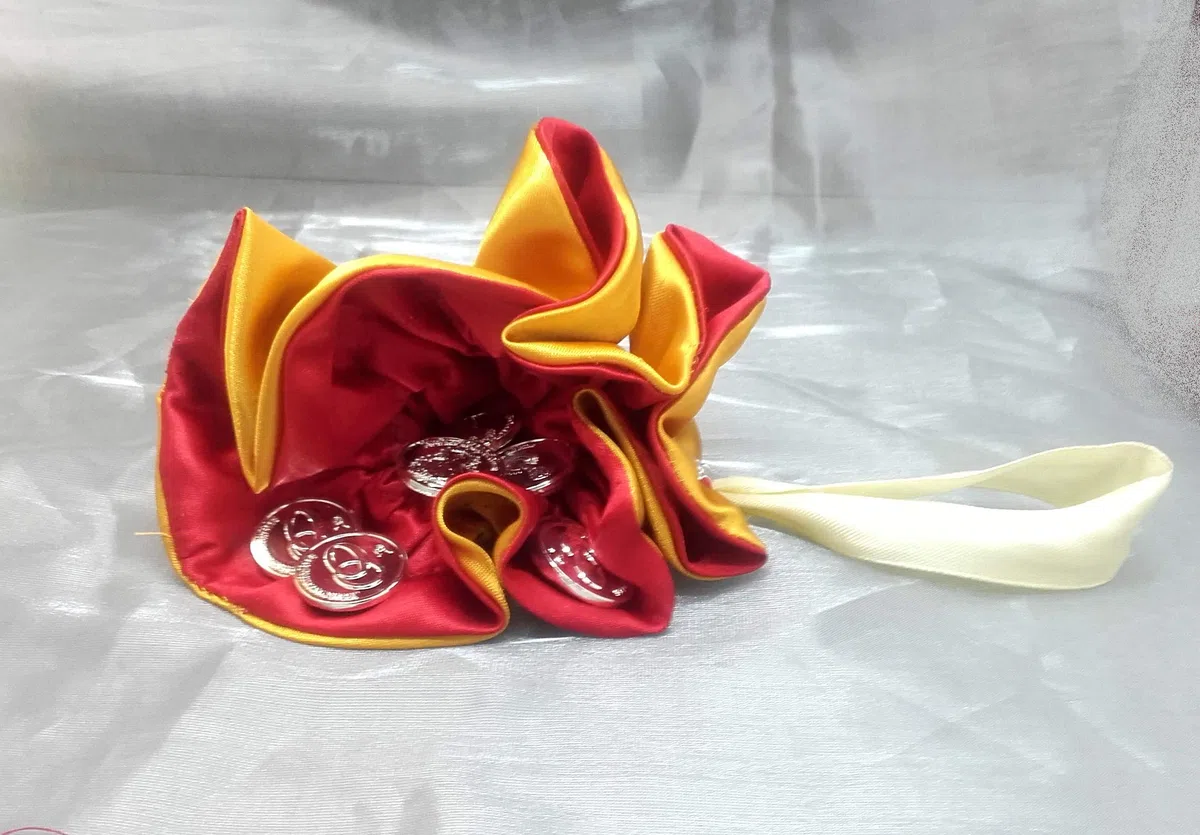 Arras de María con Saquito de Saten Redondo Reversible (Rojo y Dorado) Hecho a Mano por Nuestros Artesanos y Estuche Incluido.