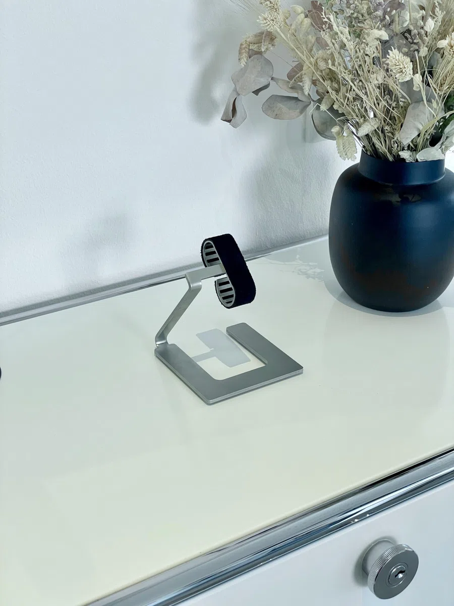 UNO – Soporte para relojes de acero inoxidable | Ajustable, minimalista y elegante | Base de exhibición con cojín de cuero genuino