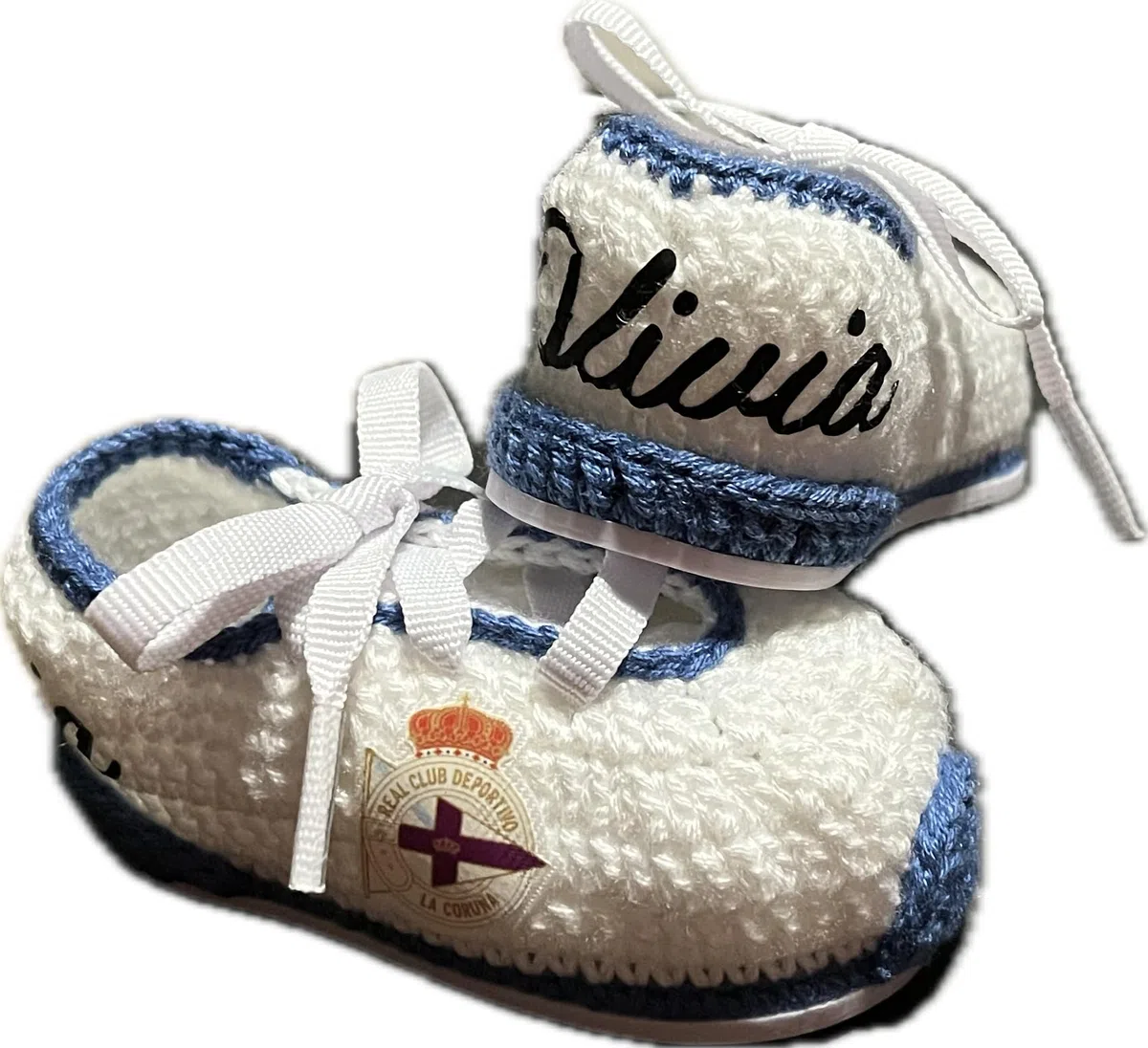 Patucos Futbol del club de La Coruña para bebe recien nacido de ganchillo o crochet. Personalizados con el escudo de tu club, disponibles en tallas 0-12 meses. Te regalamos el nombre del bebe grabado