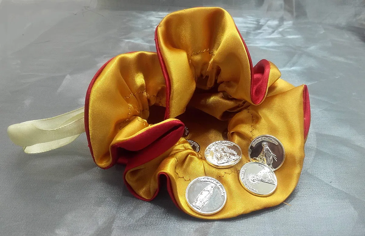 Arras de María con Saquito de Saten Redondo Reversible (Rojo y Dorado) Hecho a Mano por Nuestros Artesanos y Estuche Incluido.