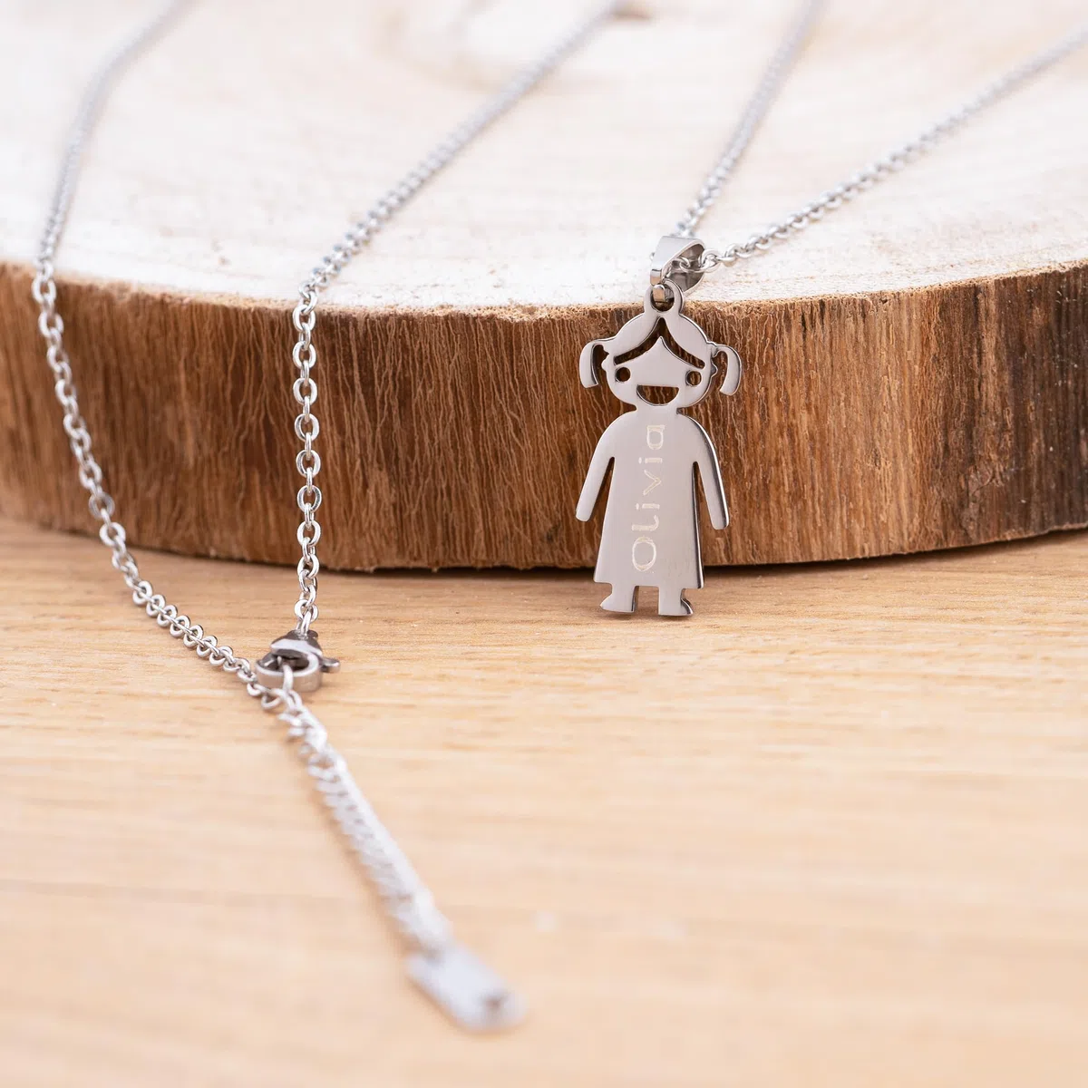 Wanapix | Colgantes Grabados con Figuras de Niños y Niñas | Personaliza ambos lados con Textos Grabados | Modelo Niño o Niña | Colgante Personalizado de Acero Inoxidable
