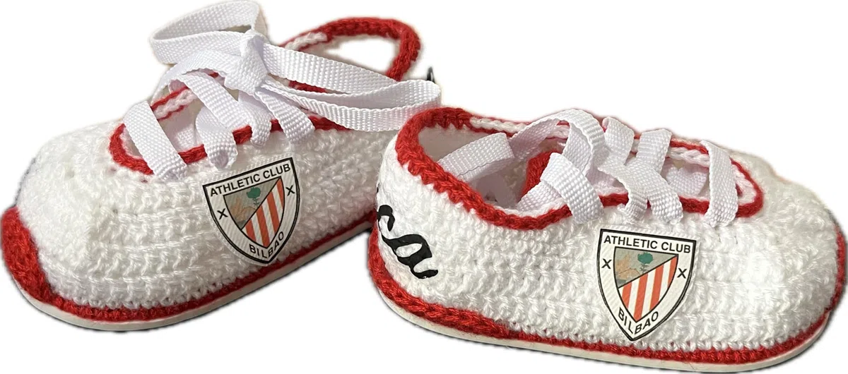Patucos Futbol para bebe recien nacido de ganchillo del equipo de aficionados al club de Bilbao. Personalizados y disponibles en tallas 0-12 meses. Te regalamos el nombre del bebe grabado