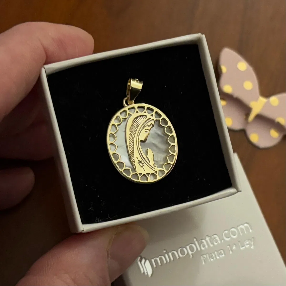 Medalla ovalada de la Virgen Niña en Plata dorada y Nácar