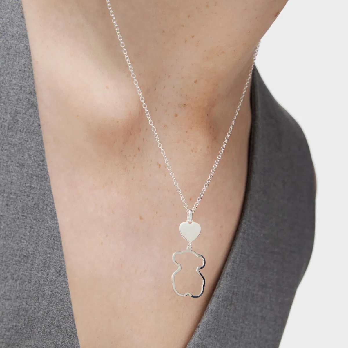 TOUS Collar de Plata de Primera Ley para Mujer con Colgante de Oso de 19 mm y Corazón de 8.6mm, 45 cm de Largo, Elegante y Versátil, Colección Silueta